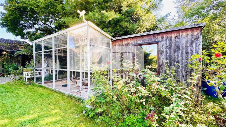 Einfamilienhaus im Bungalow-Stil + Nutzflächen / Pool / Terrasse auf riesigem Traumgrundstück - Vogelvolliere